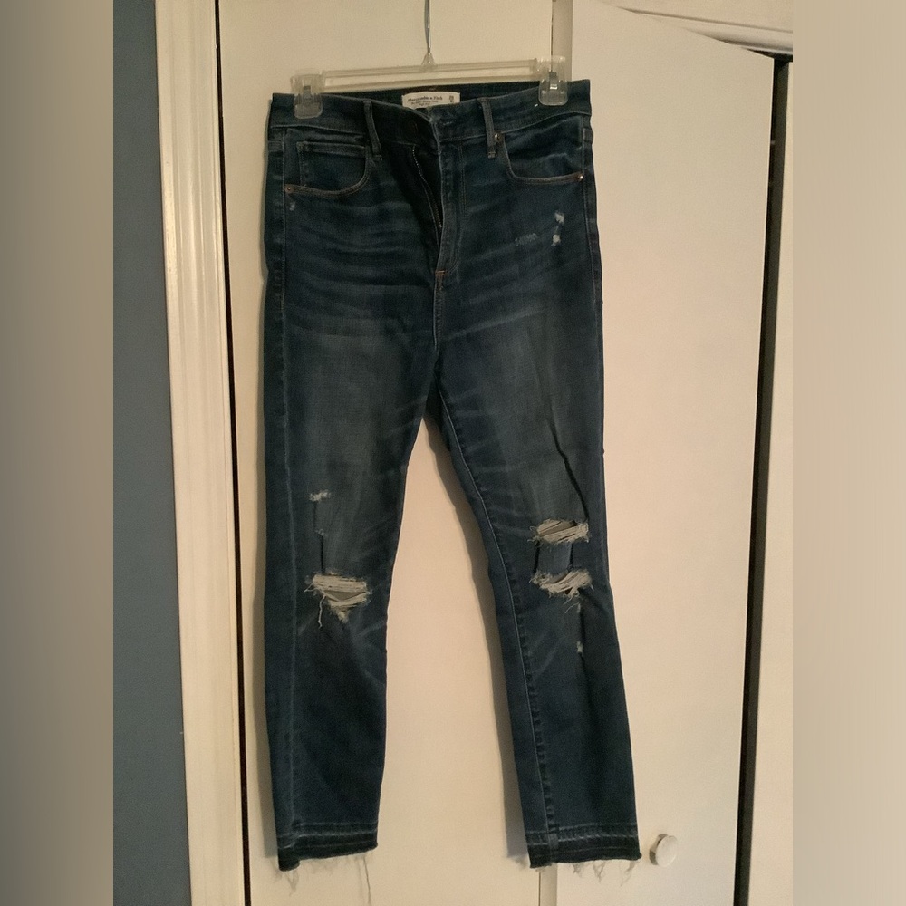Abercrombie & Fitch The Super Skinny Ankle High Rise distressed. Size 6 short